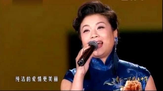 [图]李谷一从艺五十年张也演唱《摘一束玫瑰送与你》真有爱妈妈的味道