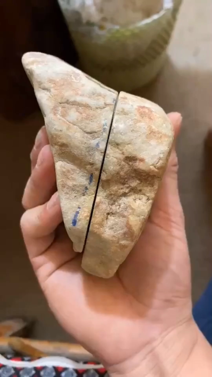 这块黄沙皮的木那翡翠原石,诠释了什么叫物超所值!