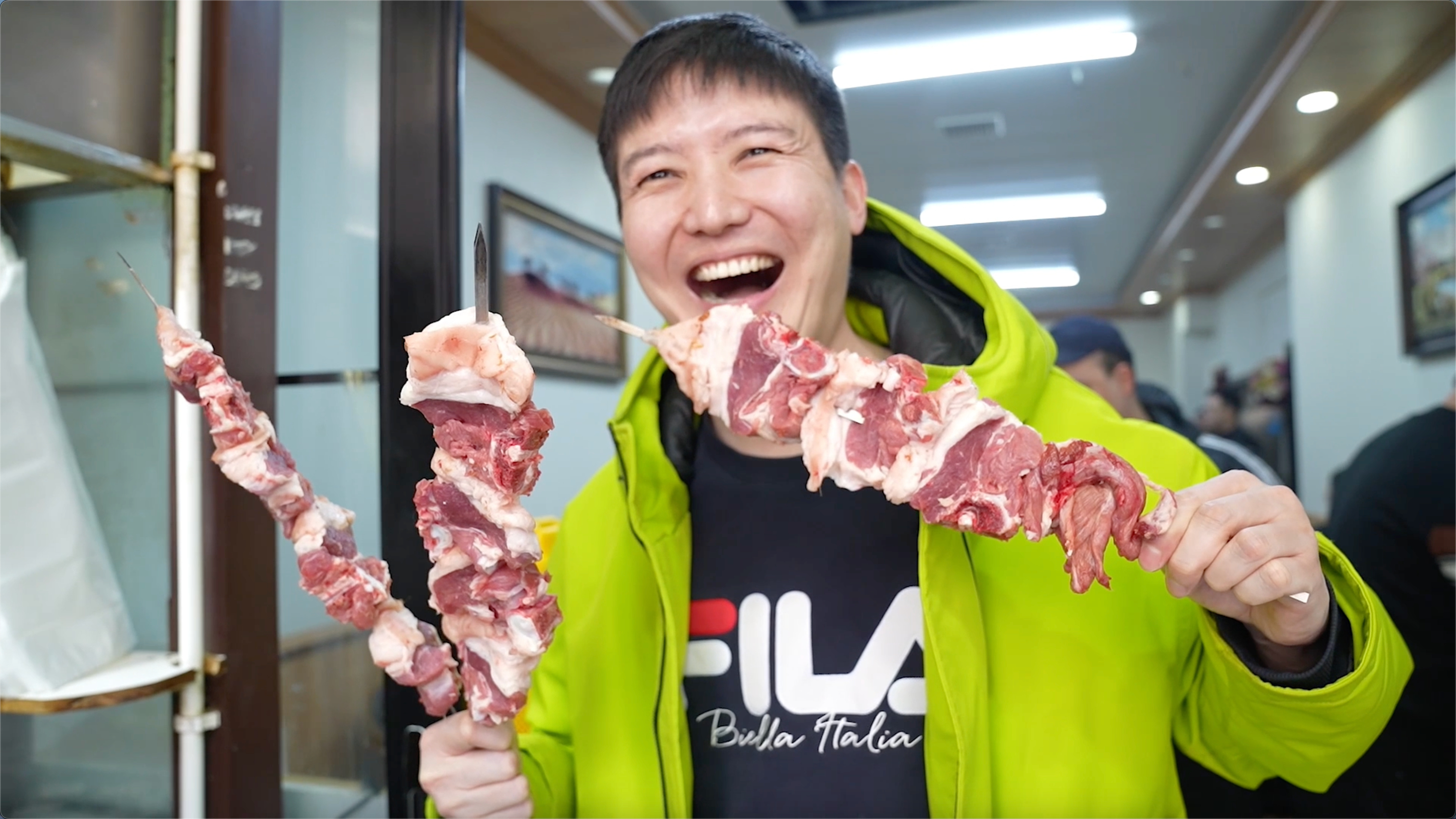 你吃的只能叫牙签肉？新疆烤肉论公斤卖，一串一斤每天能卖5只羊