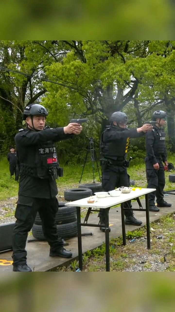来感受一下特警射击训练吧