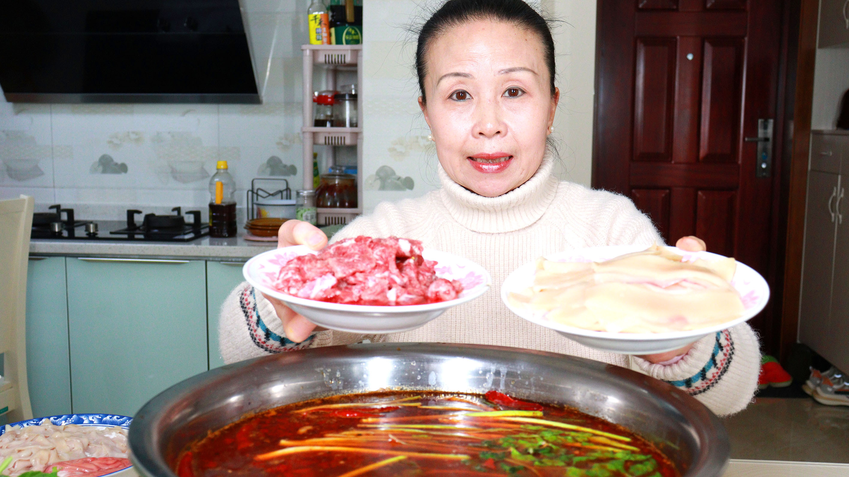 四川人的年夜饭:红火麻辣的牛油火锅,毛肚鸭肠随便吃,越煮越辣