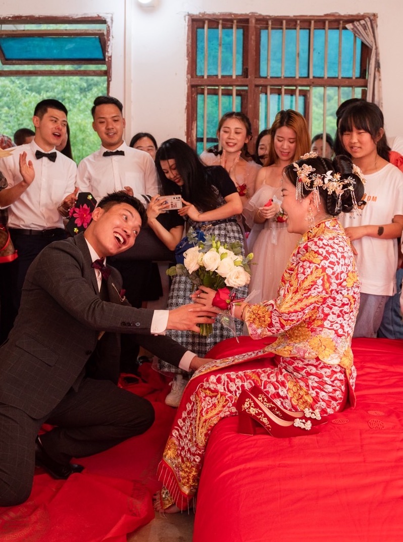 新人结婚跟拍照溢出屏幕的开心新娘这是等了1个月的照片