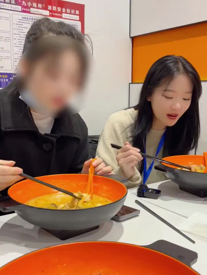 请华硕的小姐姐吃饭咯,最后都想跟她一起回去了