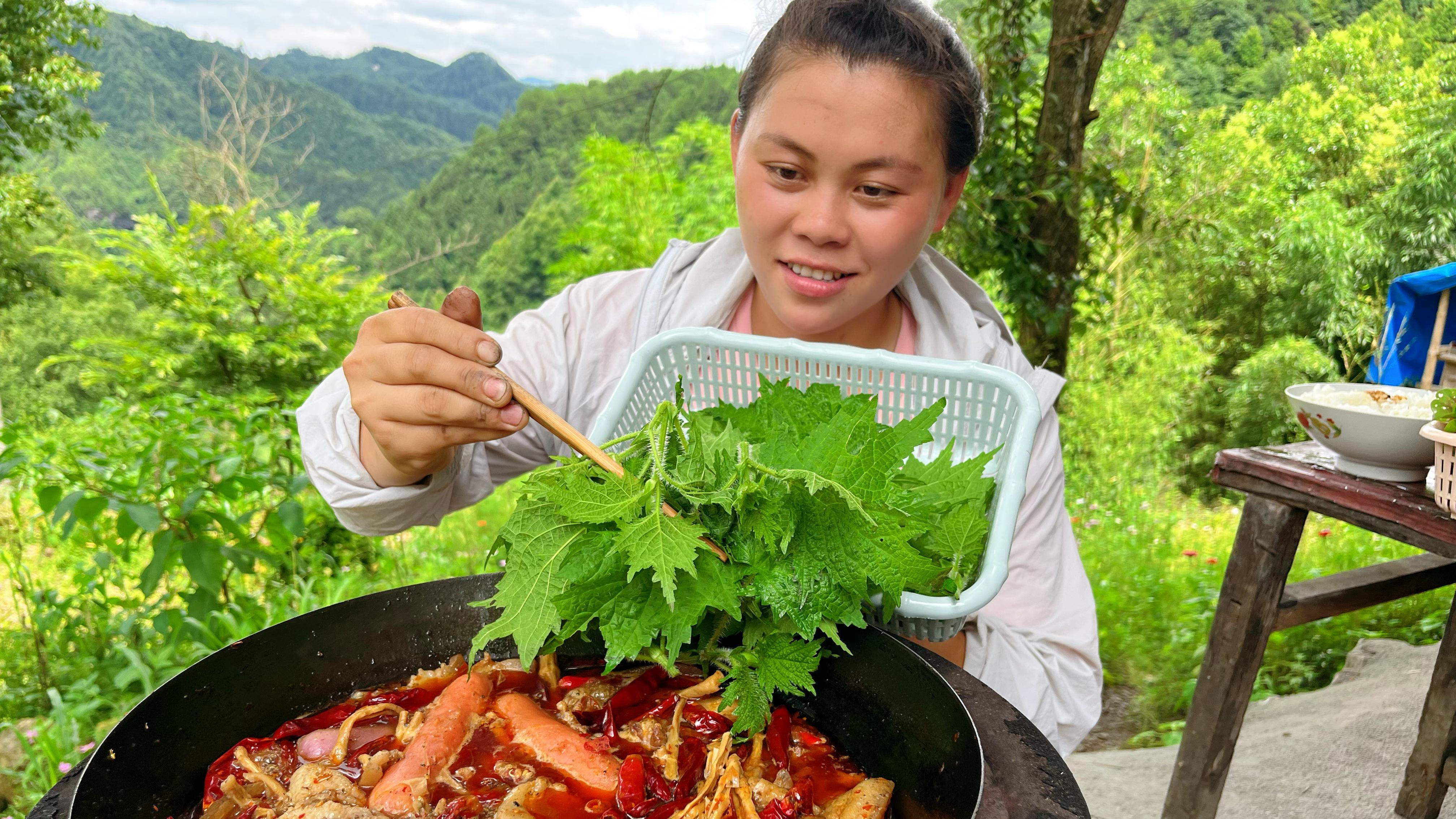 今天摘了一大堆藿麻叶,再用一块肥肉做火锅,各种野菜直接吃到饱