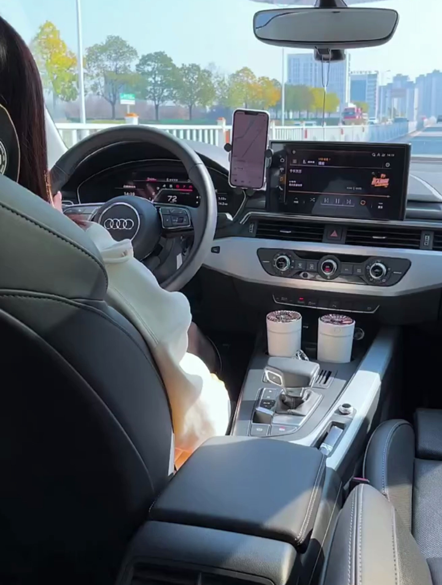 滴滴打车竟然打到美女开着奥迪拉客人,这家里一定有矿吧-度小视