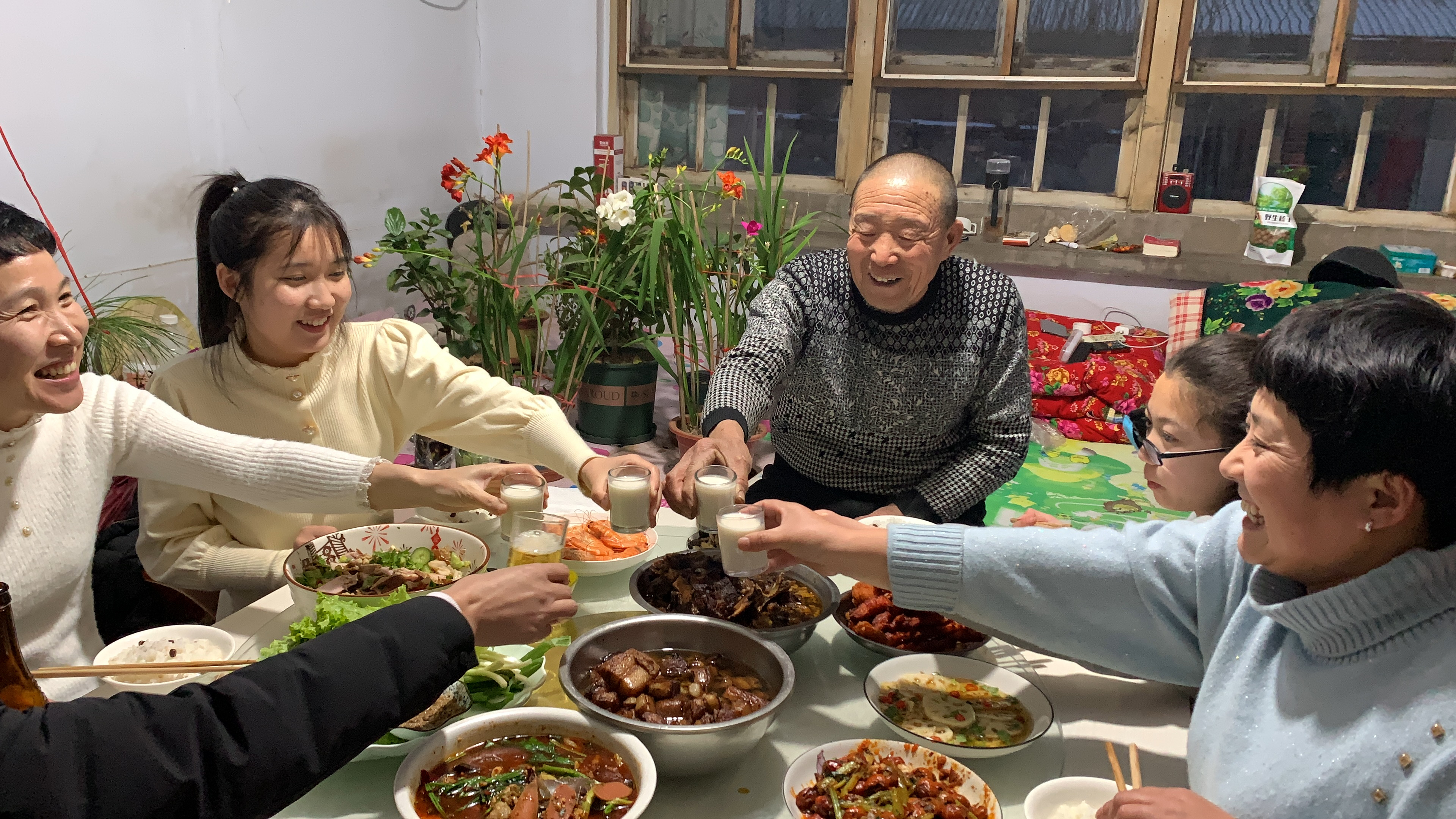 大姑姐回娘家,弟妹拌个凉菜再把中午的剩饭热一下,简单又丰盛