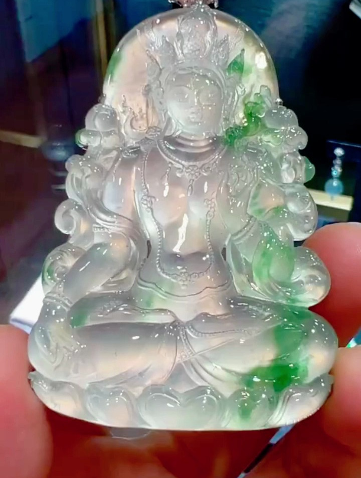 玻璃种翡翠绿度母圣洁美妙,神态慈祥目深沉,雕工精湛个大饱满