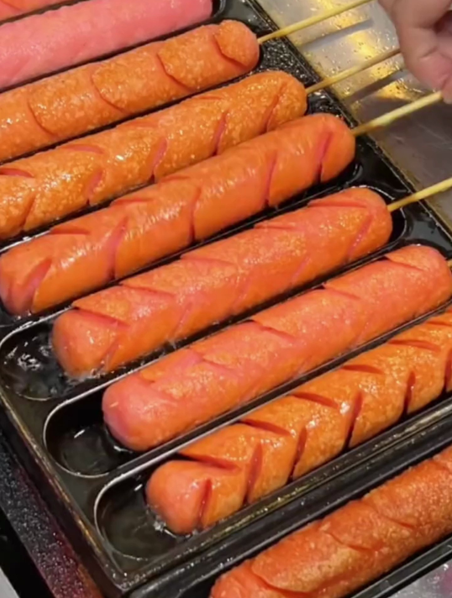 路边摊的烤肠在家也能做外焦里嫩非常好吃