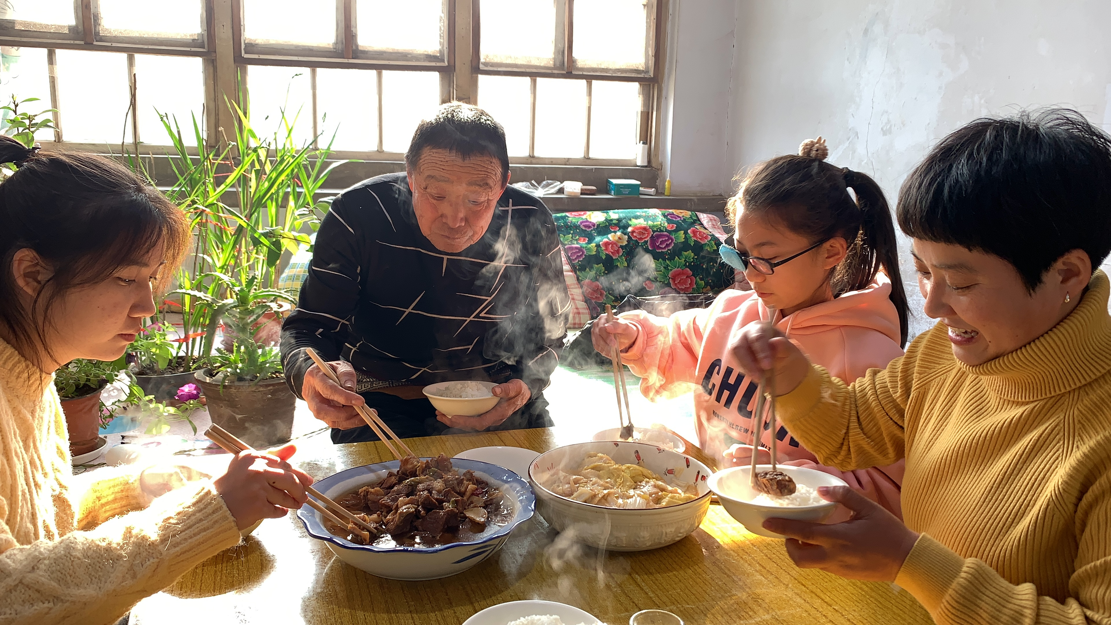 今天做个炖牛肉,满满一大盆,搭配二舅捞的米饭,一家人吃嗨了
