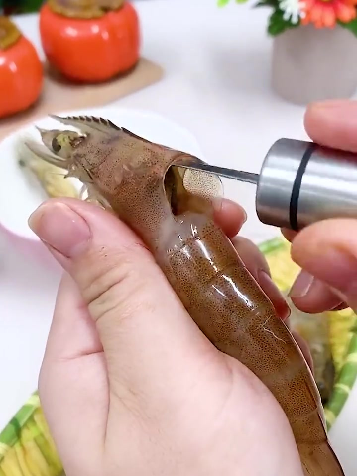 谁还用手剥虾,看人家这法子,2分钟一盘,美食不用等,太有才了