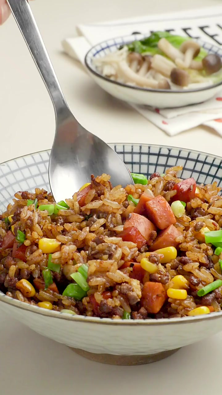 「孜然牛肉炒饭」家里有剩米饭就这么做