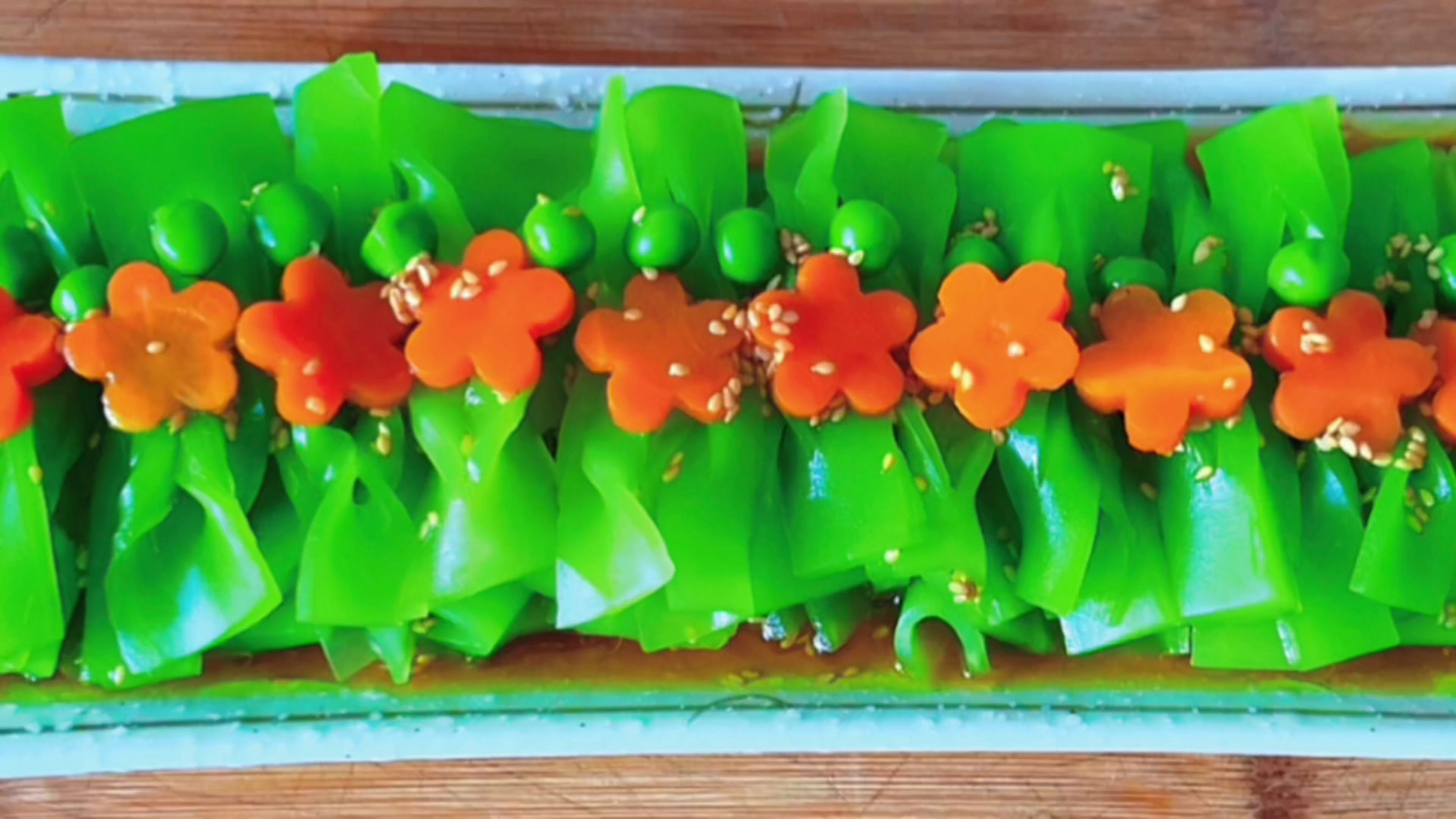 来客人了,做上一道高端素食佳肴“翡翠莴苣”口感香脆,味道鲜美