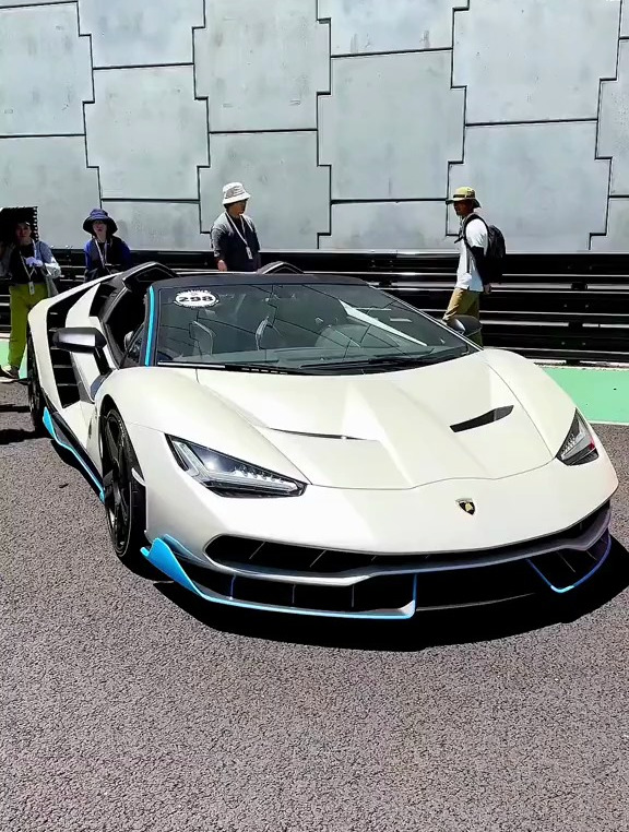 世界名车赏析超跑大牛兰博基尼在哪都能引起人们围观