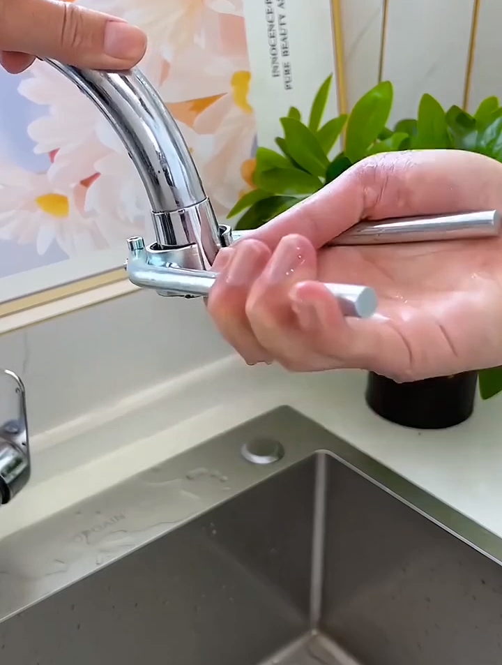 家里水龙头出水小,用这个起泡器扳手拧下来清洗下,太方便了-度小视