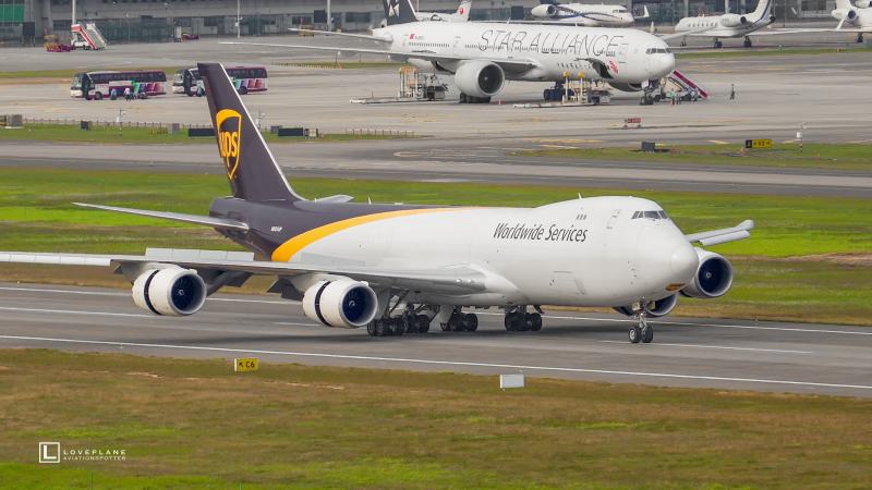 波音747降落全跑道脱离全程反推！两架747降落驶离跑道方式不同,军事,航空航天,好看视频