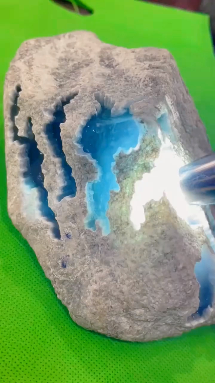 一块天空蓝的翡翠原石,蓝味十足,简直就是收藏级品质