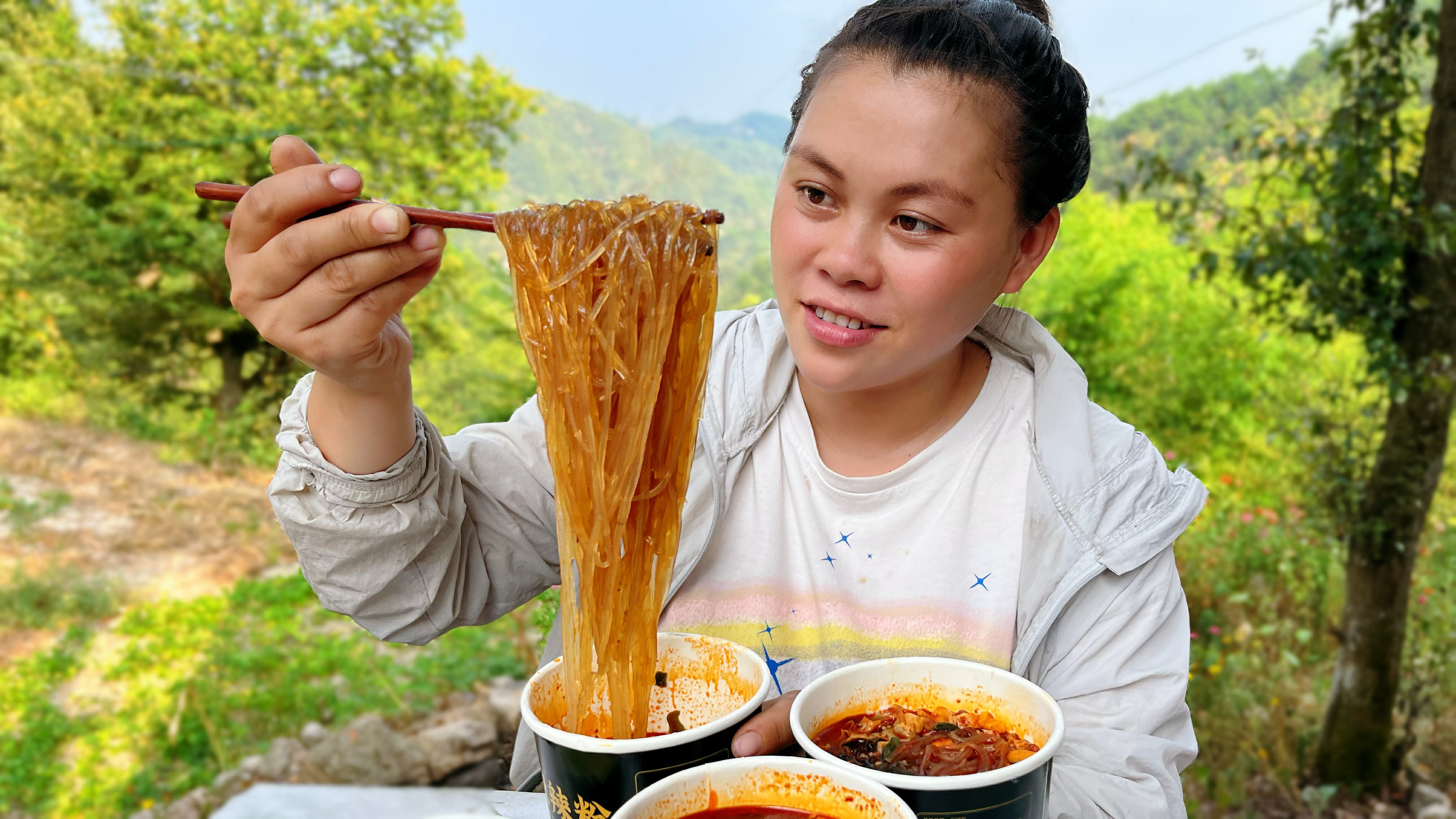 把地里的西瓜摘回家,再泡几桶酸辣粉,又麻又辣大口嗦粉真过瘾