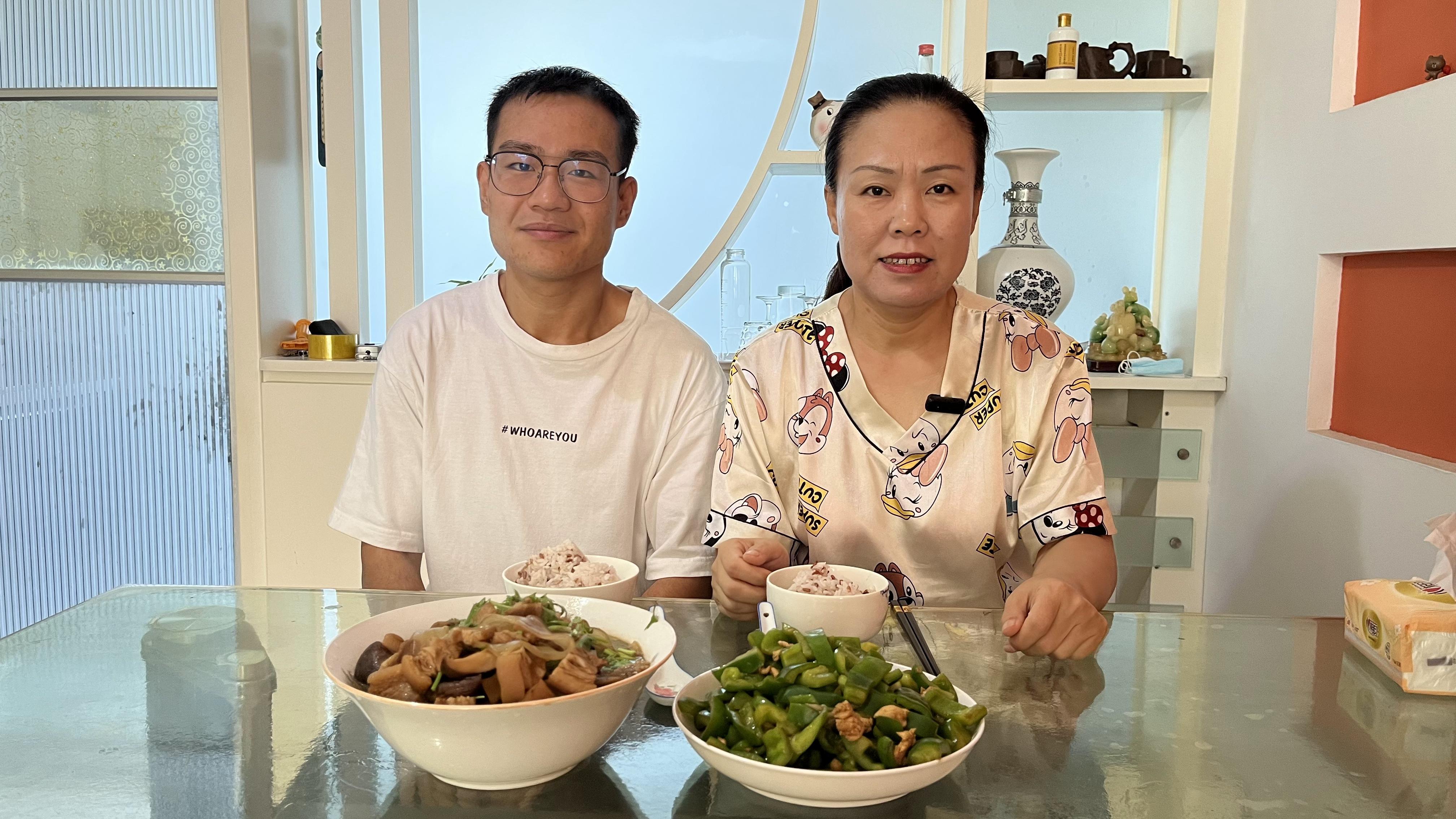 今天做了个香菇红烧肉粉条和青椒炒鸡胸肉,香菇鲜嫩多汁