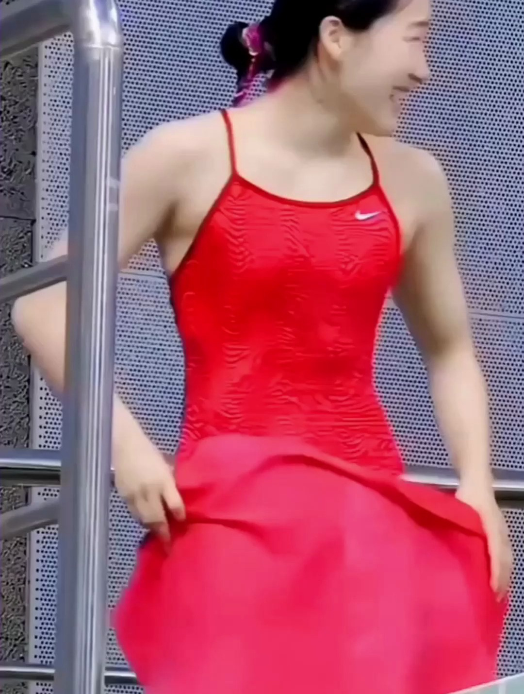 中国跳水运动员身材超棒泳池中的力量与美感