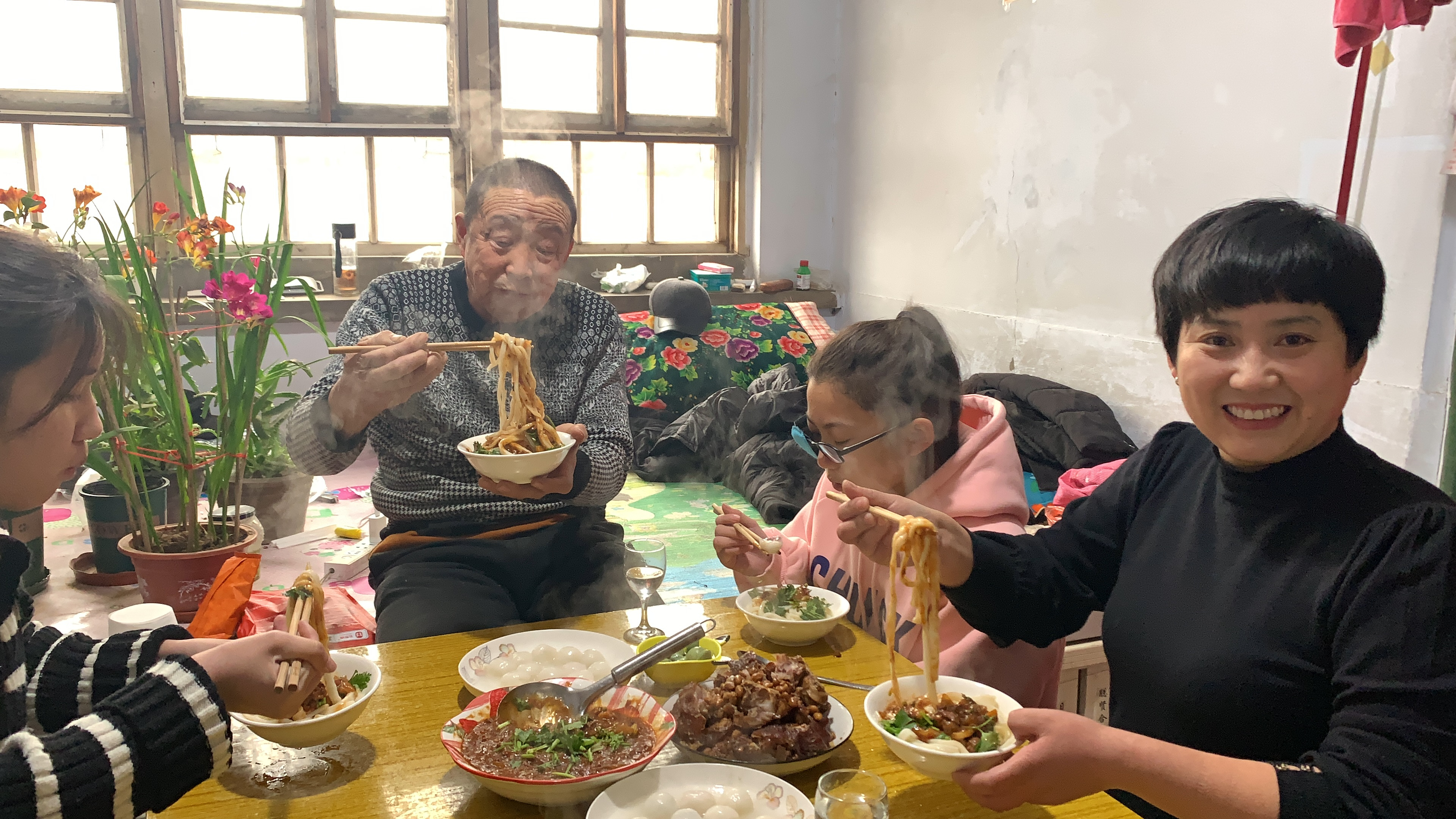 大鱼大肉吃腻了做点手擀面吃,劲道爽滑,一盆不够吃,实在太香了