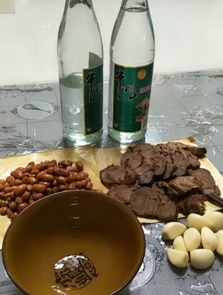 半斤白酒,一斤牛肉,花生米,人生足矣!-度小视