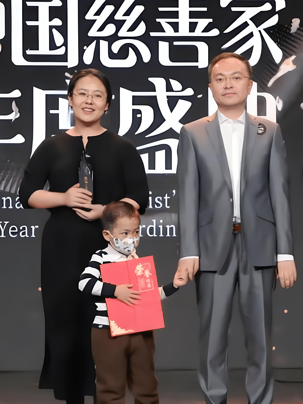 蔡磊春节后第三次试药!难以置信,台上携夫人颤颤巍巍走来-度小视