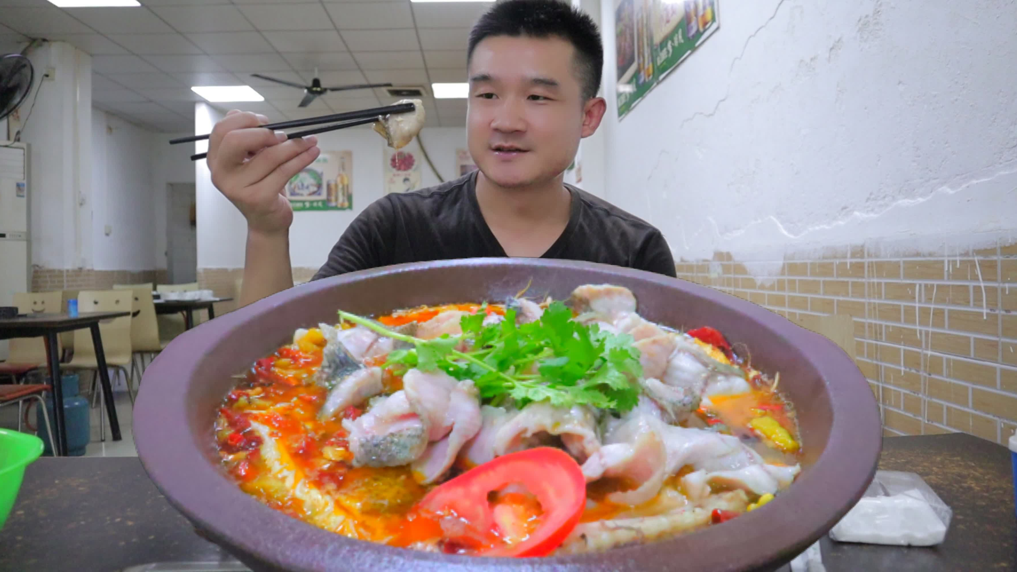 在广东吃石锅鱼火锅,心疼加饭,吃完后,老板:免费小菜也打包?