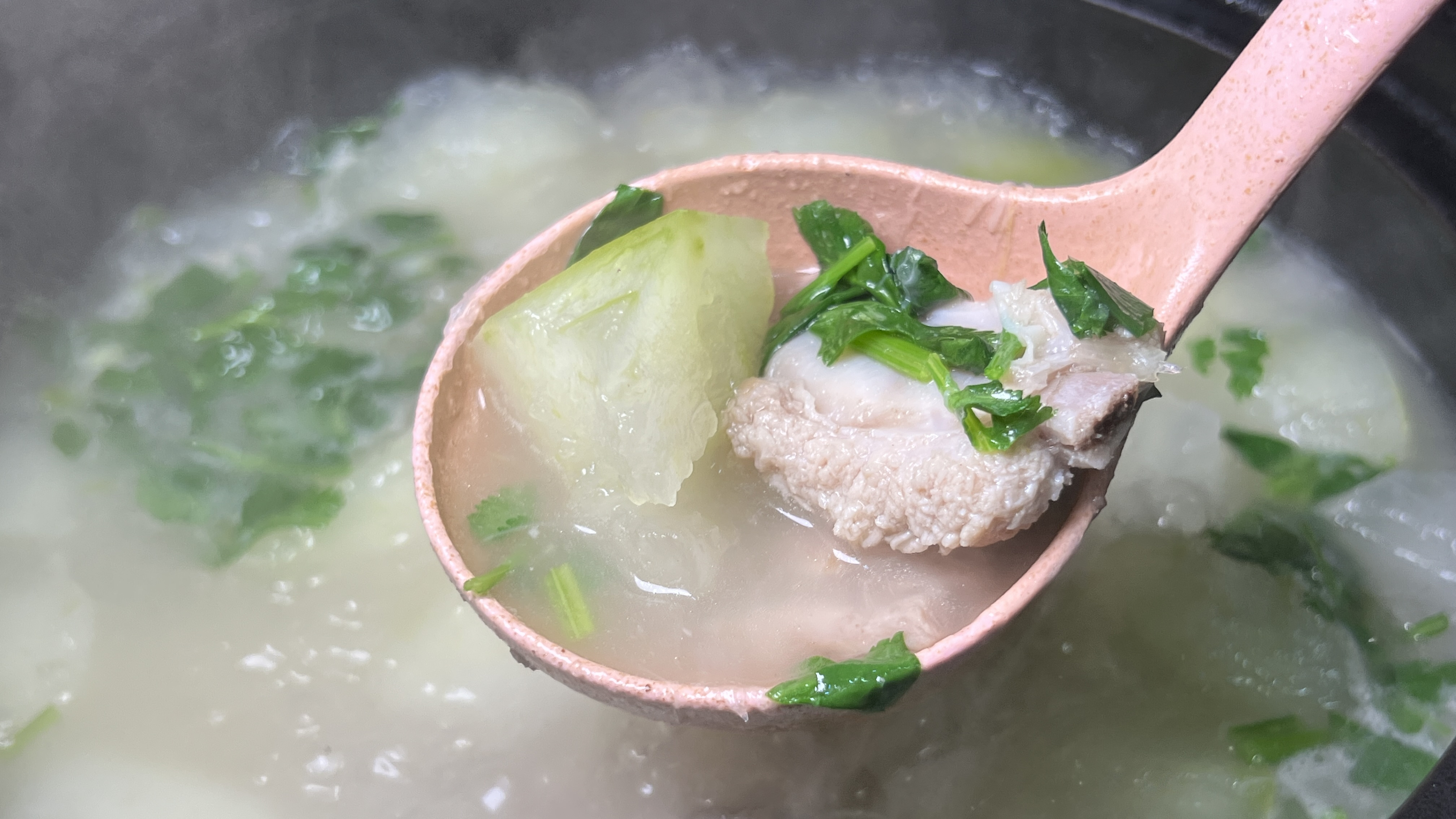 二斤排骨和一块冬瓜,做美味的冬瓜排骨汤,肉香汤浓汁奶白,好喝