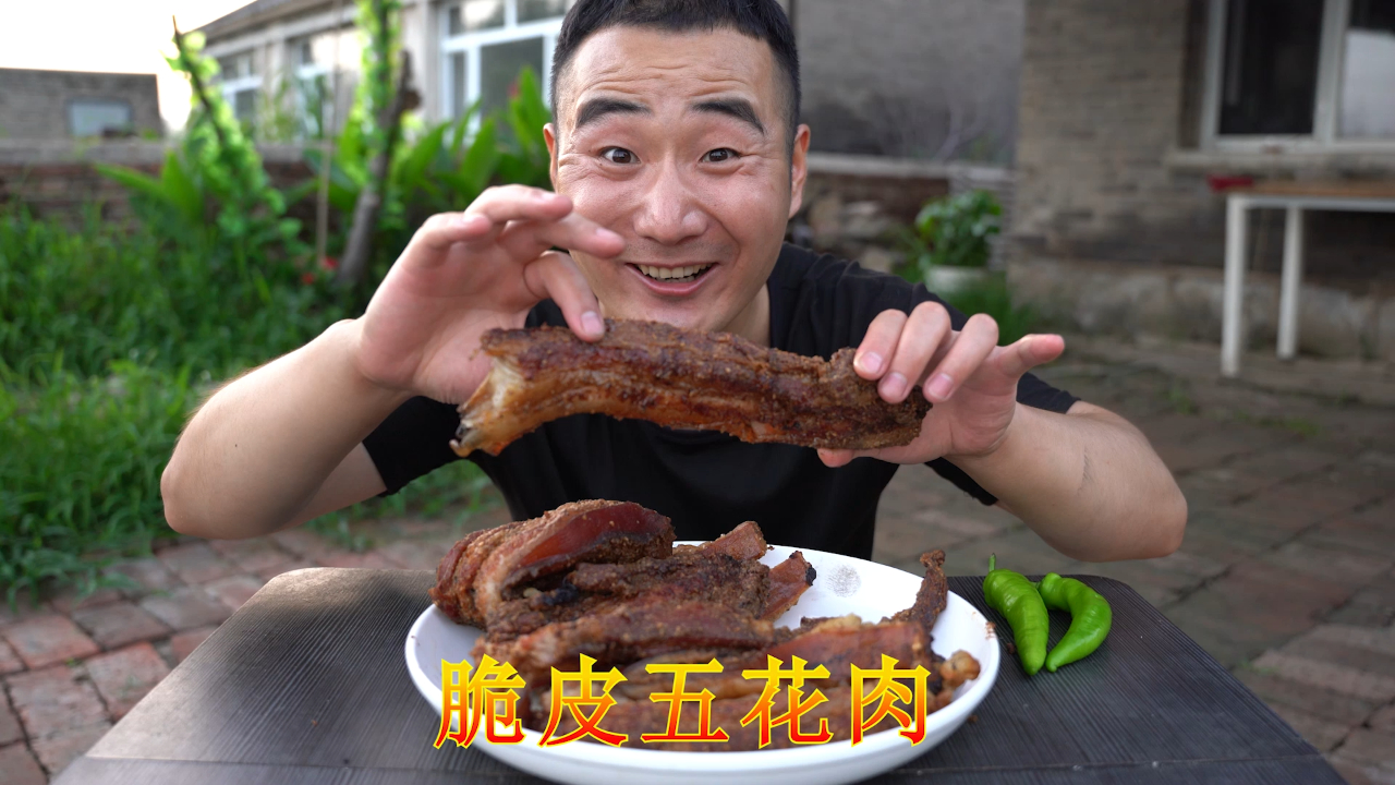 8斤五花肉,大弟第一次做脆皮五花肉,烤的嘎嘣脆,看着都流口水