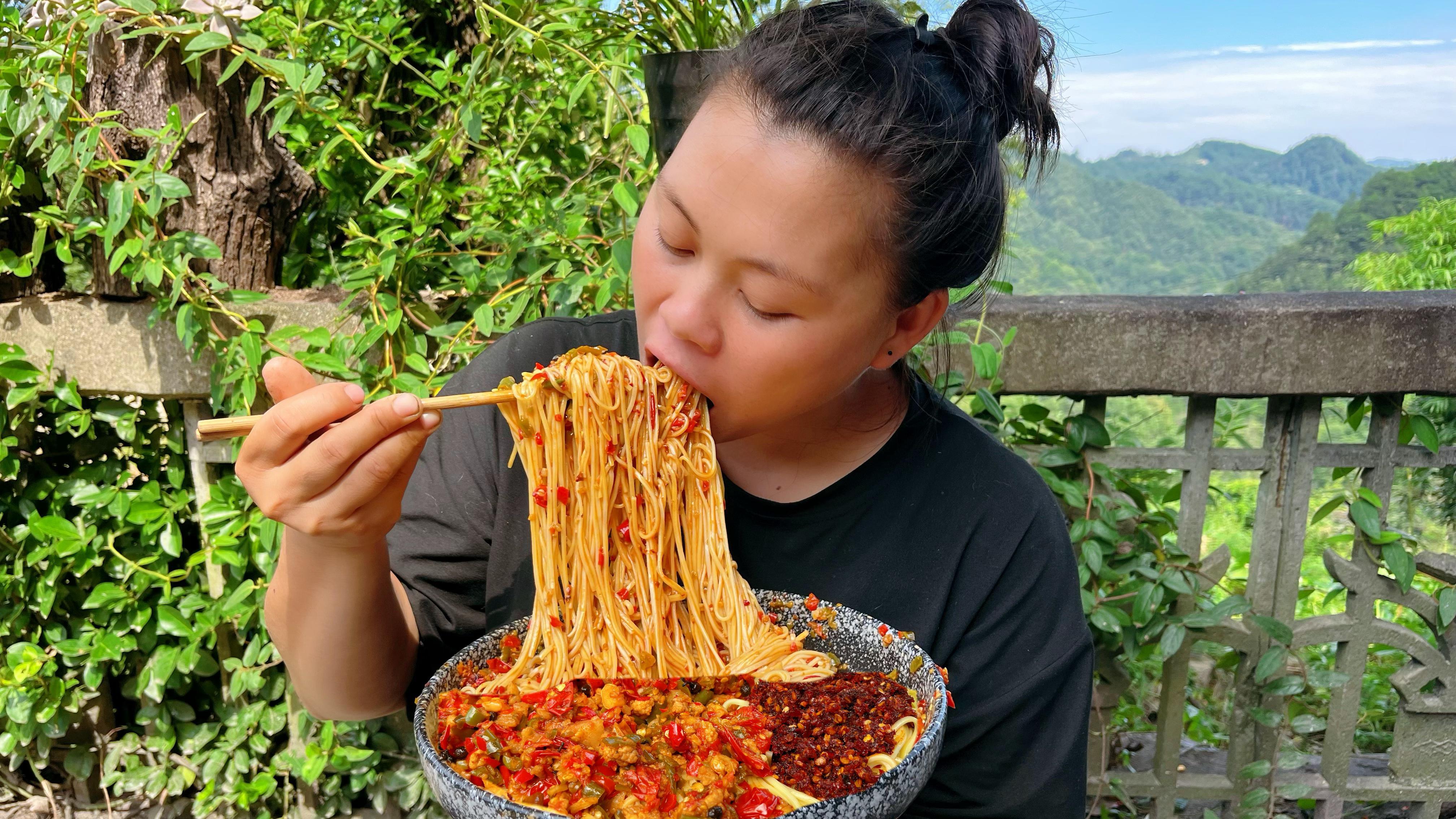 今天摘些辣椒和西红柿，做成辣椒酱用来拌面吃也太香了