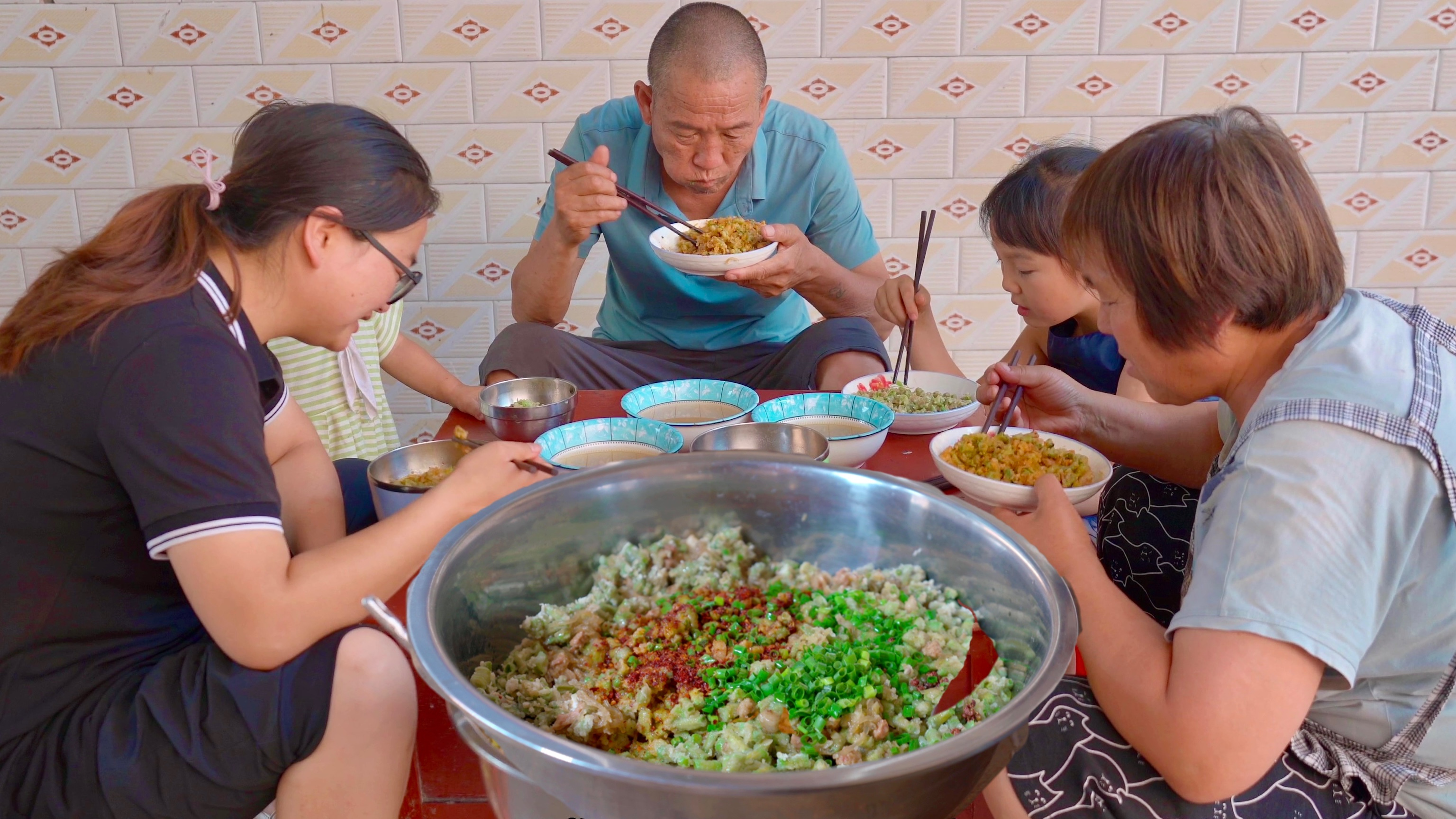 门口摘把豆角,蒸一锅豆角大肉麦饭,油一泼真美味