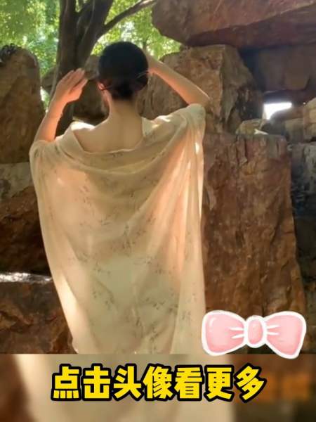 美女对光一瞬间身材线条更诱人网友我又相信光了