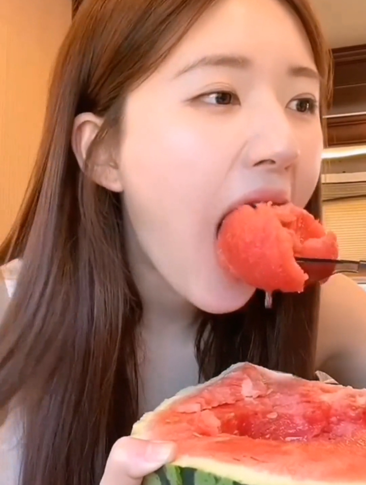 分享我的小可爱赵露思吃西瓜,一起看宝子的吃播吧!