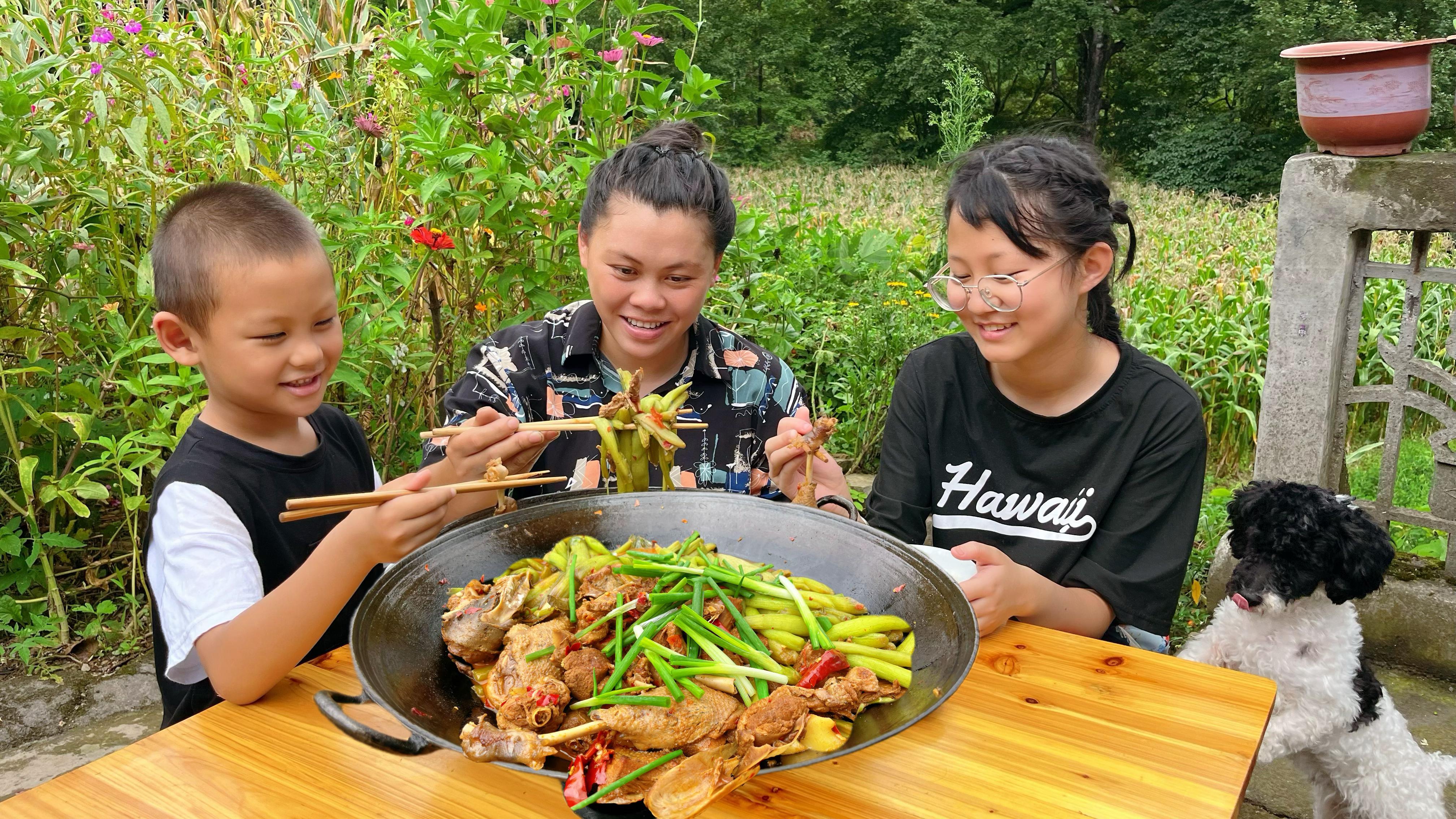 今天下小雨了,欧妹做个广菜炖肥鸭,一大锅又香又辣三人吃到饱
