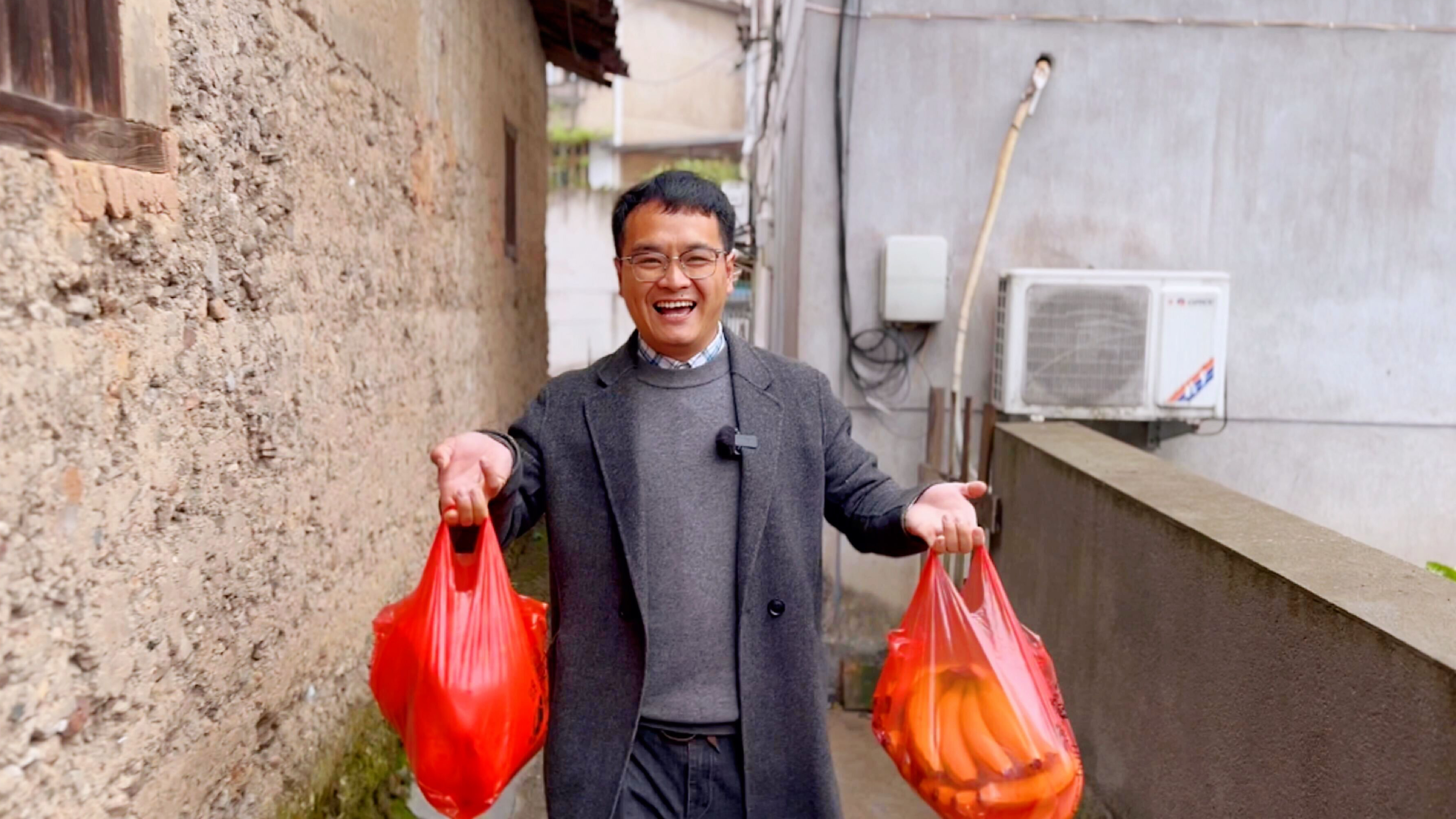 村里食堂开张2年了，小伙买12斤猪肉给老人加菜，现场热闹又温馨