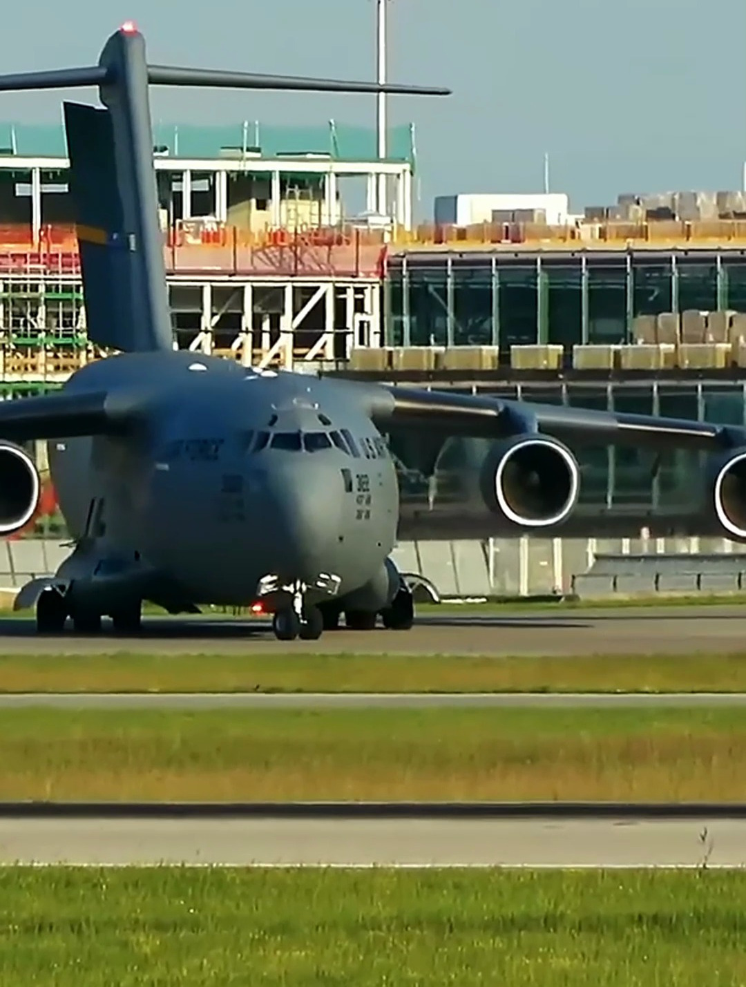 近距离拍摄到c-17运输机转弯缓缓滑行准备起飞的画面