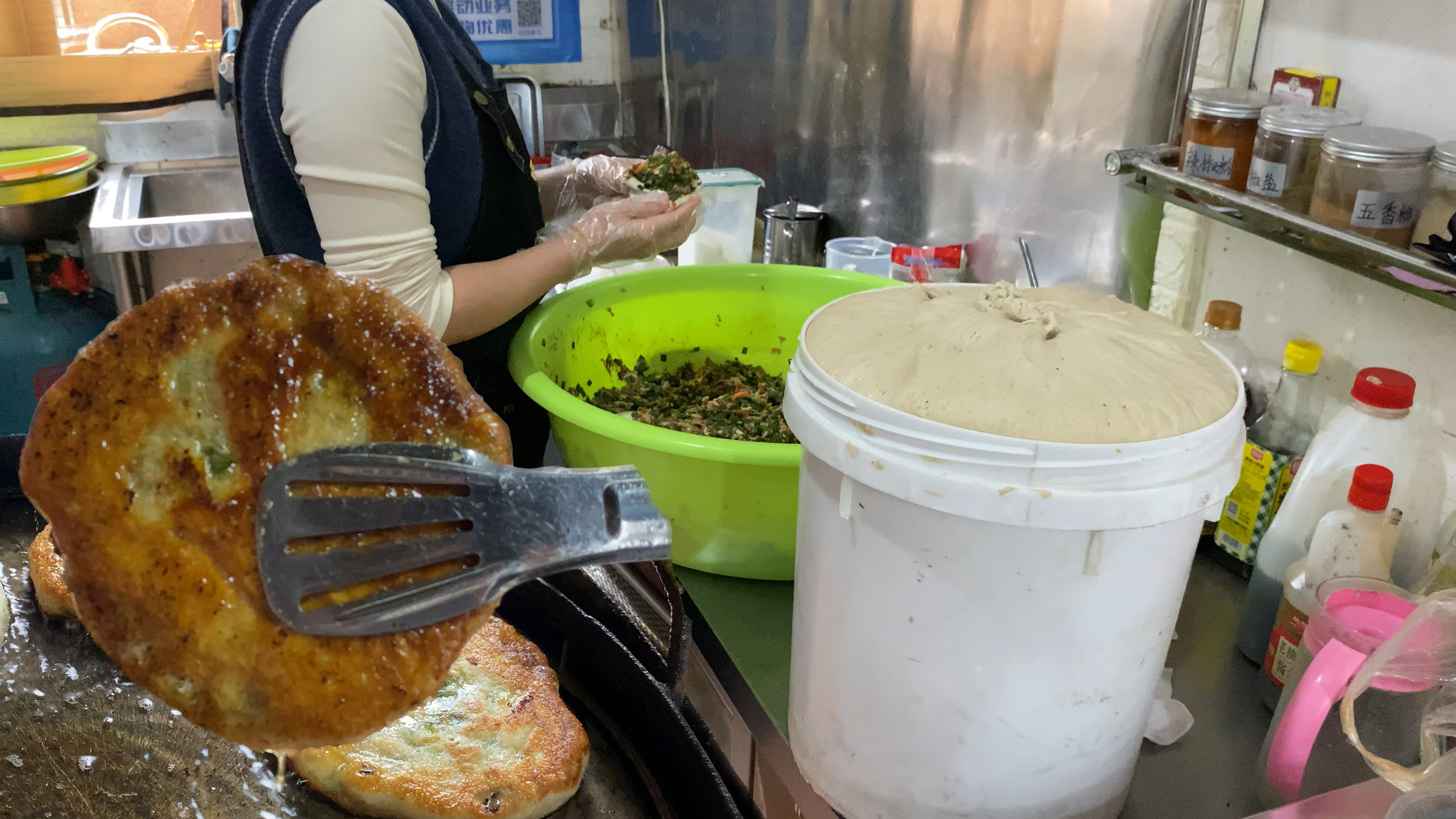 秘制调料,二十多种佐料,超大肉馅,这家巷子里的肉香饼很不一般