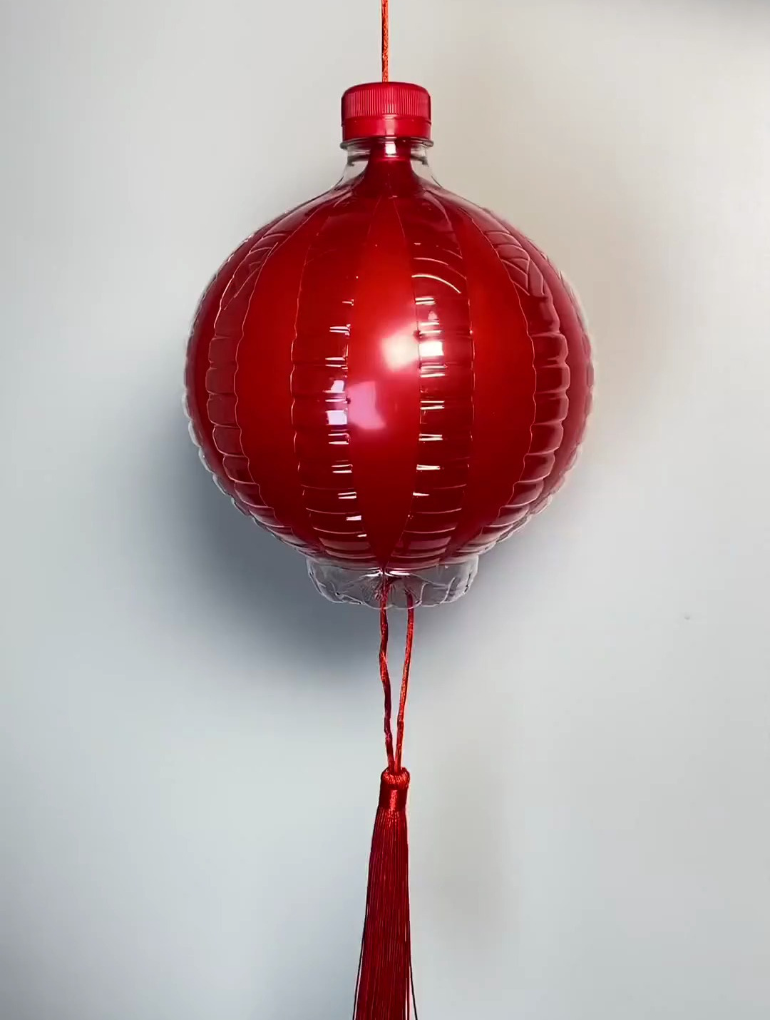 一个矿泉水瓶子一个气球就能做好看的新年灯笼 一起来试试吧