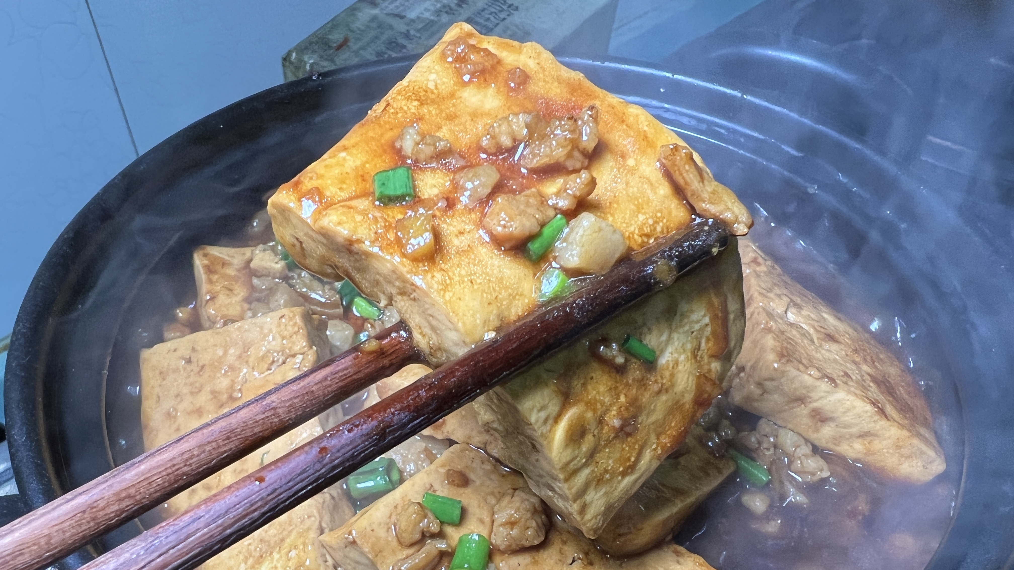 一块豆腐,一块猪肉,做美味砂锅豆腐,豆腐酱香味十足,鲜香下饭