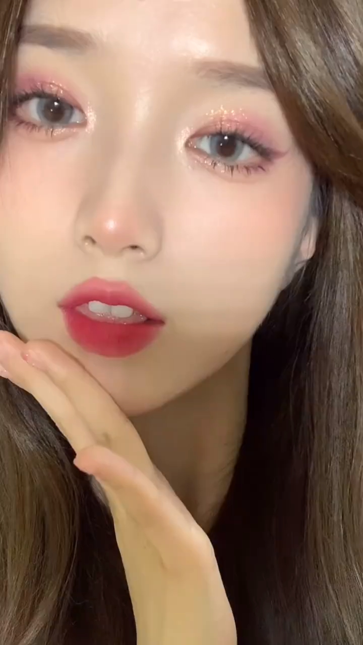 甜美粉紫系短圆脸氛围感钓系妆容