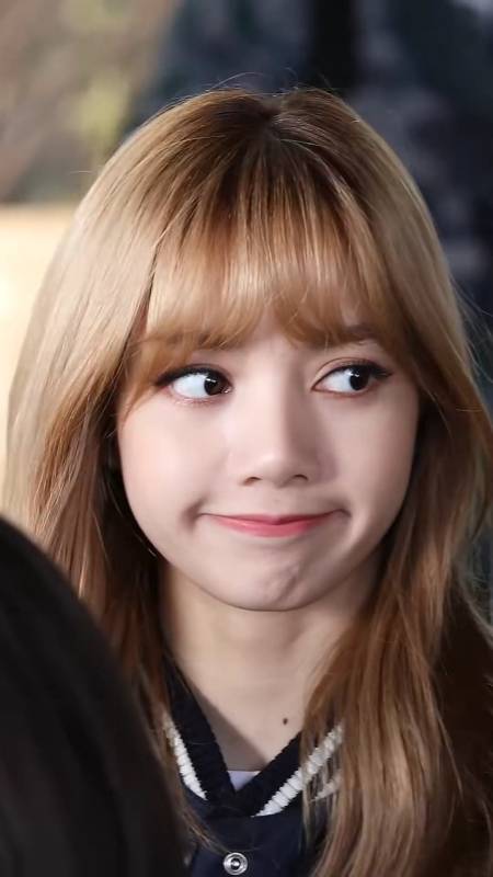 即使是开心果lisa被黑粉骂也会难过也会躲在被子里哭