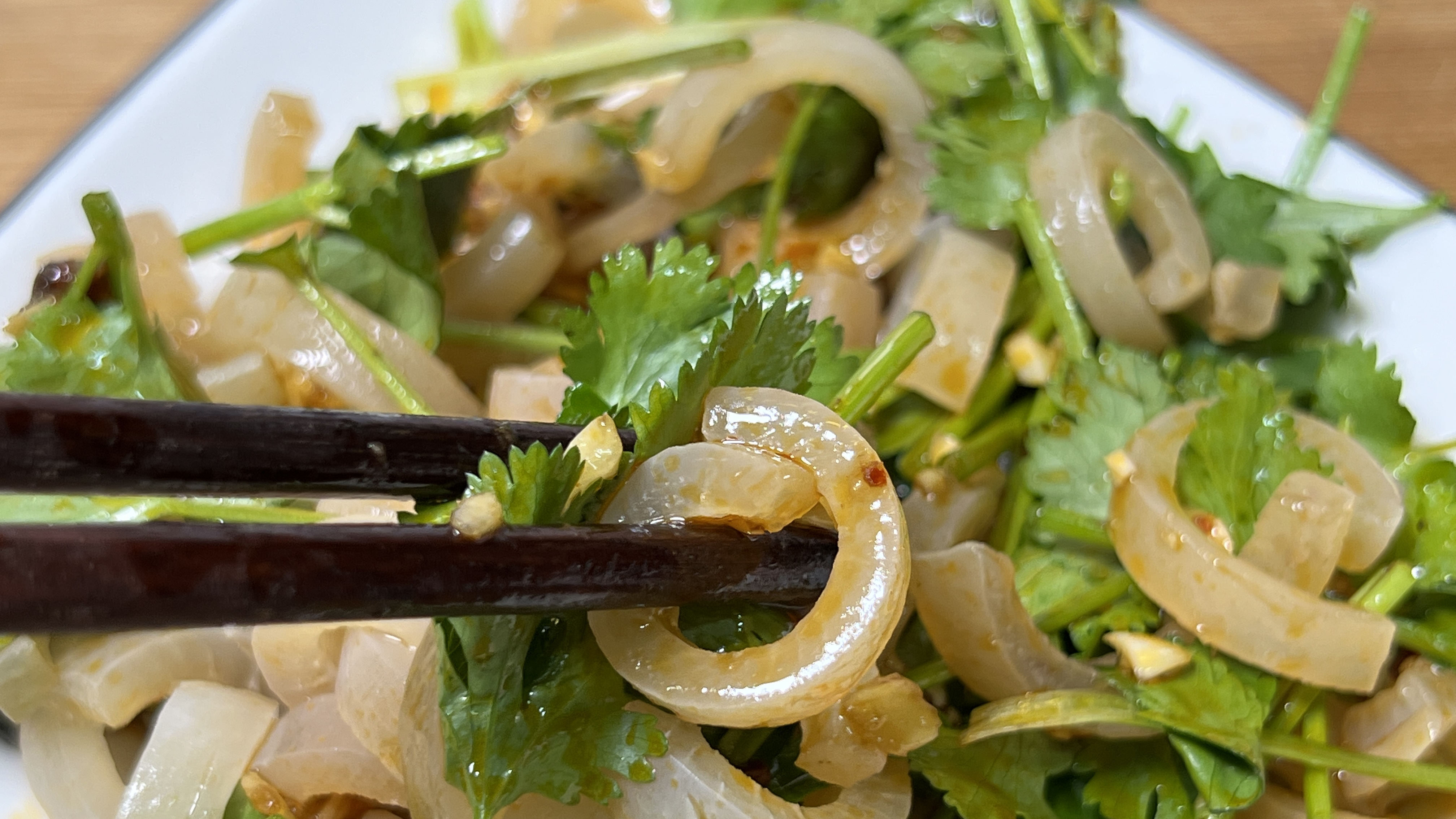 猪皮千万不要扔了，试试这样凉拌，劲道爽滑，香辣过瘾，下酒超赞