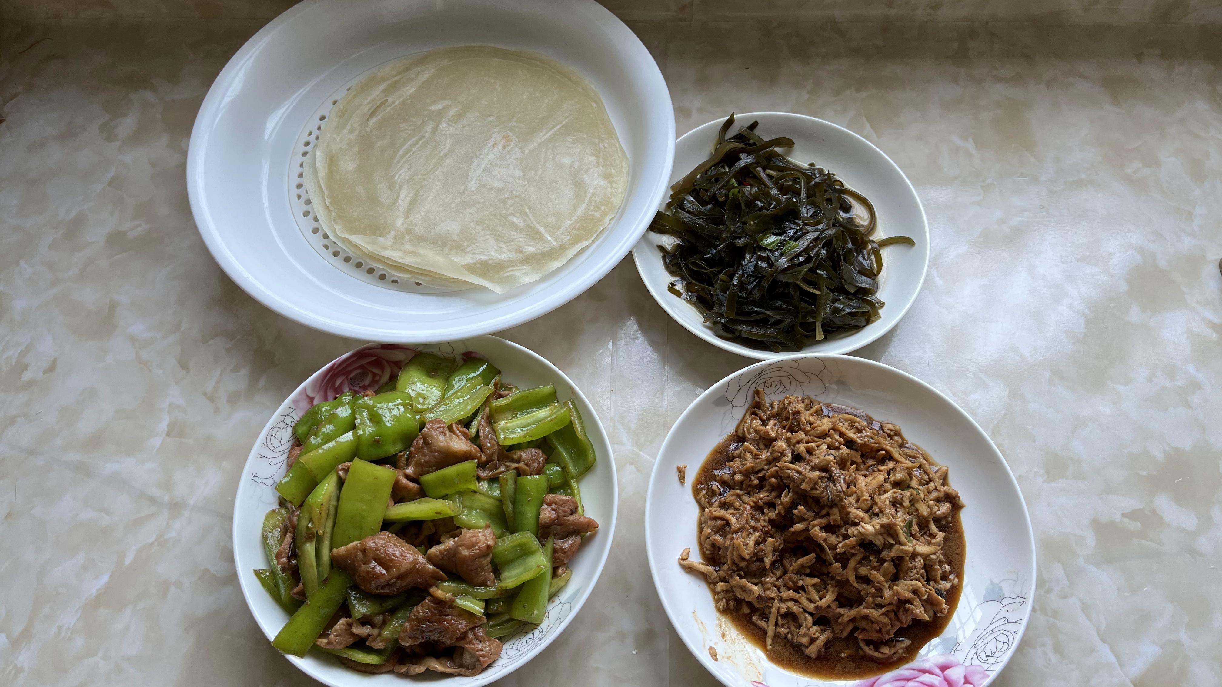 今天做个鸡胸肉京酱肉丝和青椒炒肥肠还有海带丝,卷筋饼吃太香了
