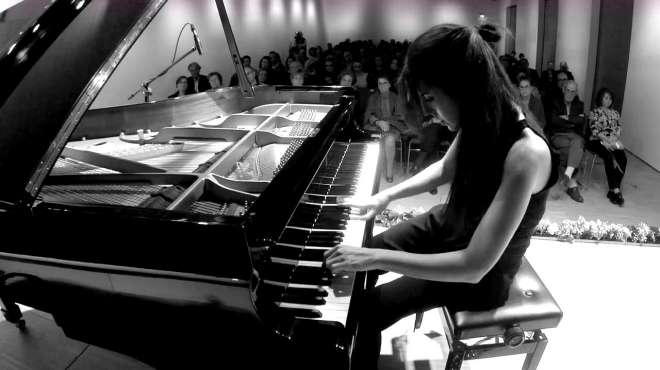 [图]土耳其古典钢琴家Ayse Deniz，《Nirvana's-In Bloom》