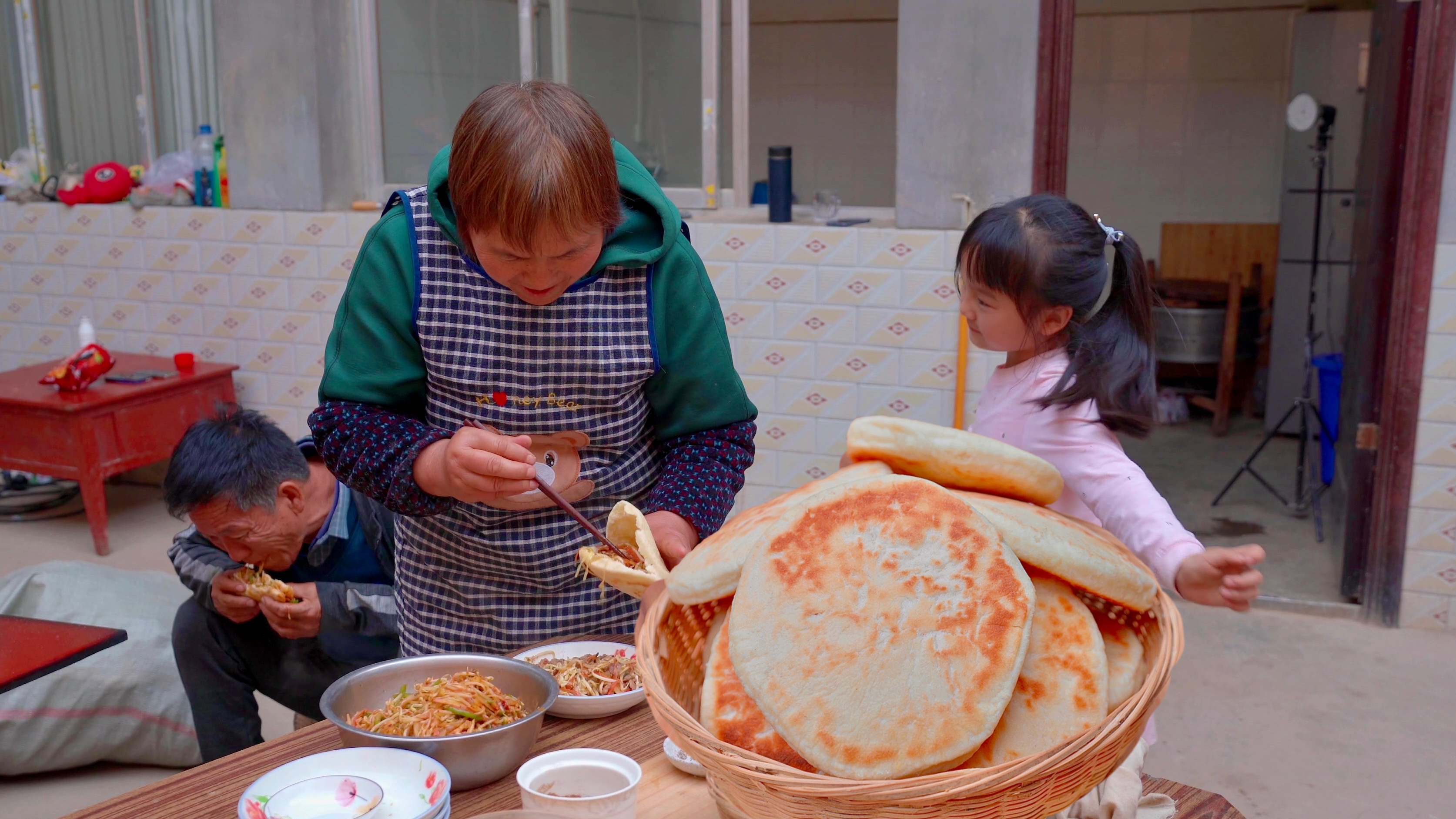 街边特色美食-孜然炒夹馍,馍酥菜香,吃起来美得很!