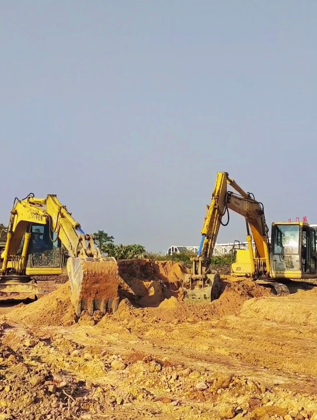 挖掘机挖土视频,施工现场实拍