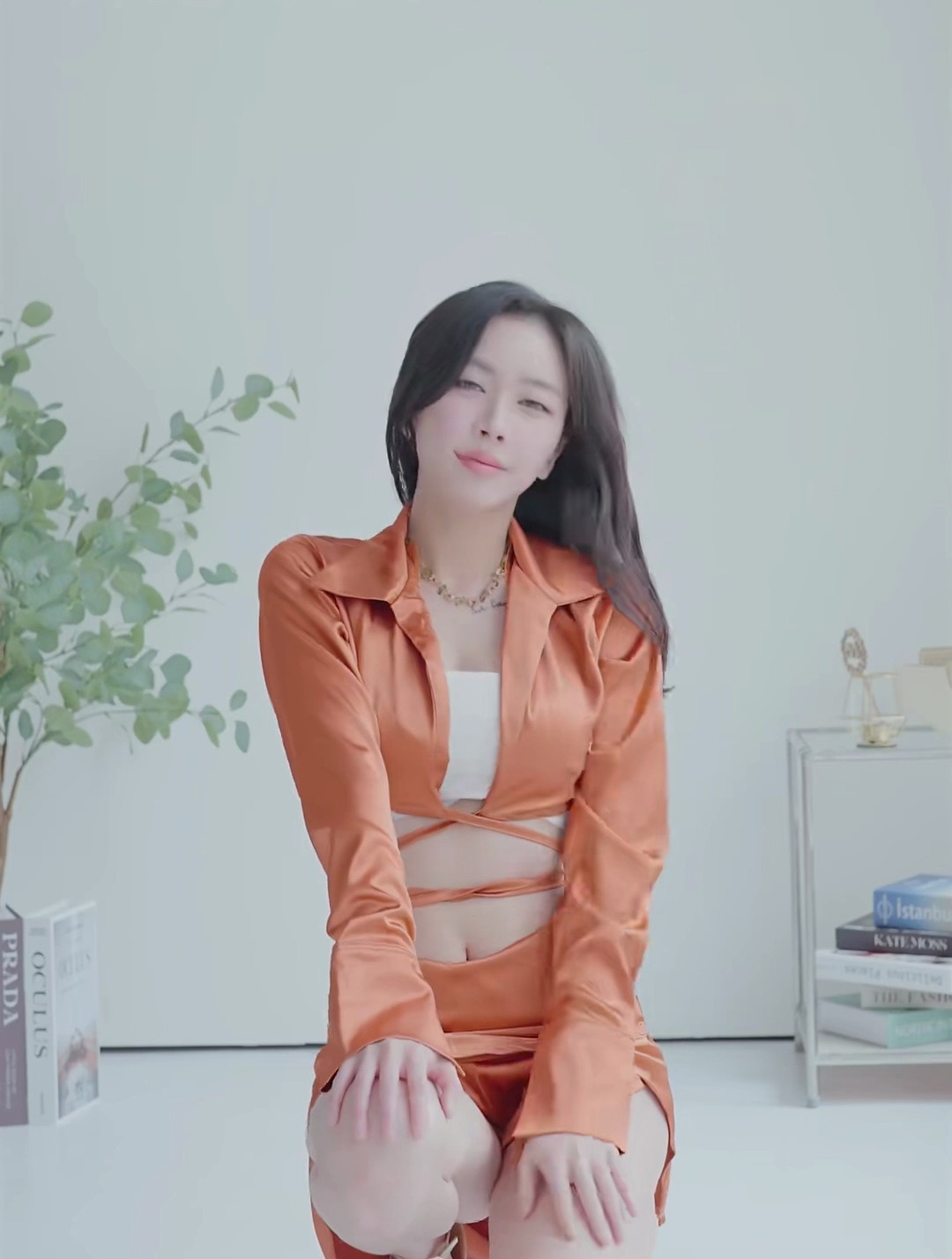 choiapple小姐姐橙色皮衣穿搭,青春靓丽