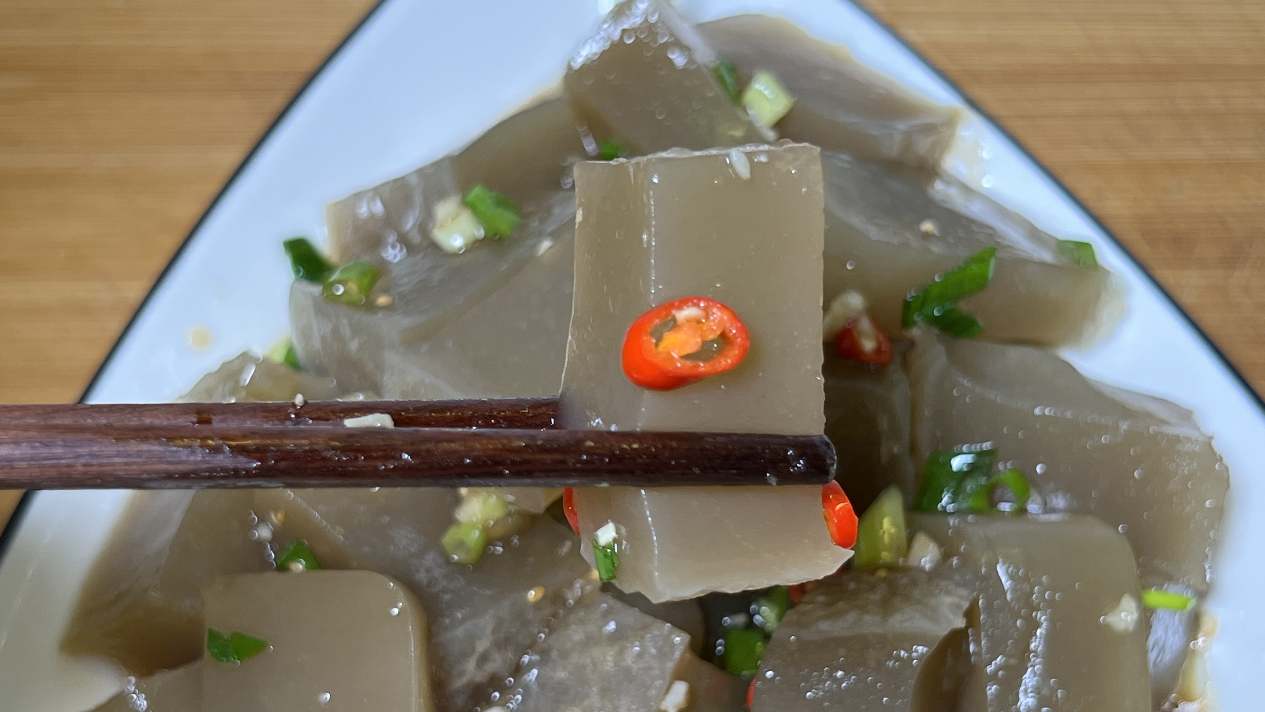 凉拌凉粉的简单做法，调制万能凉拌汁，咸香入味，爽口开胃，好吃