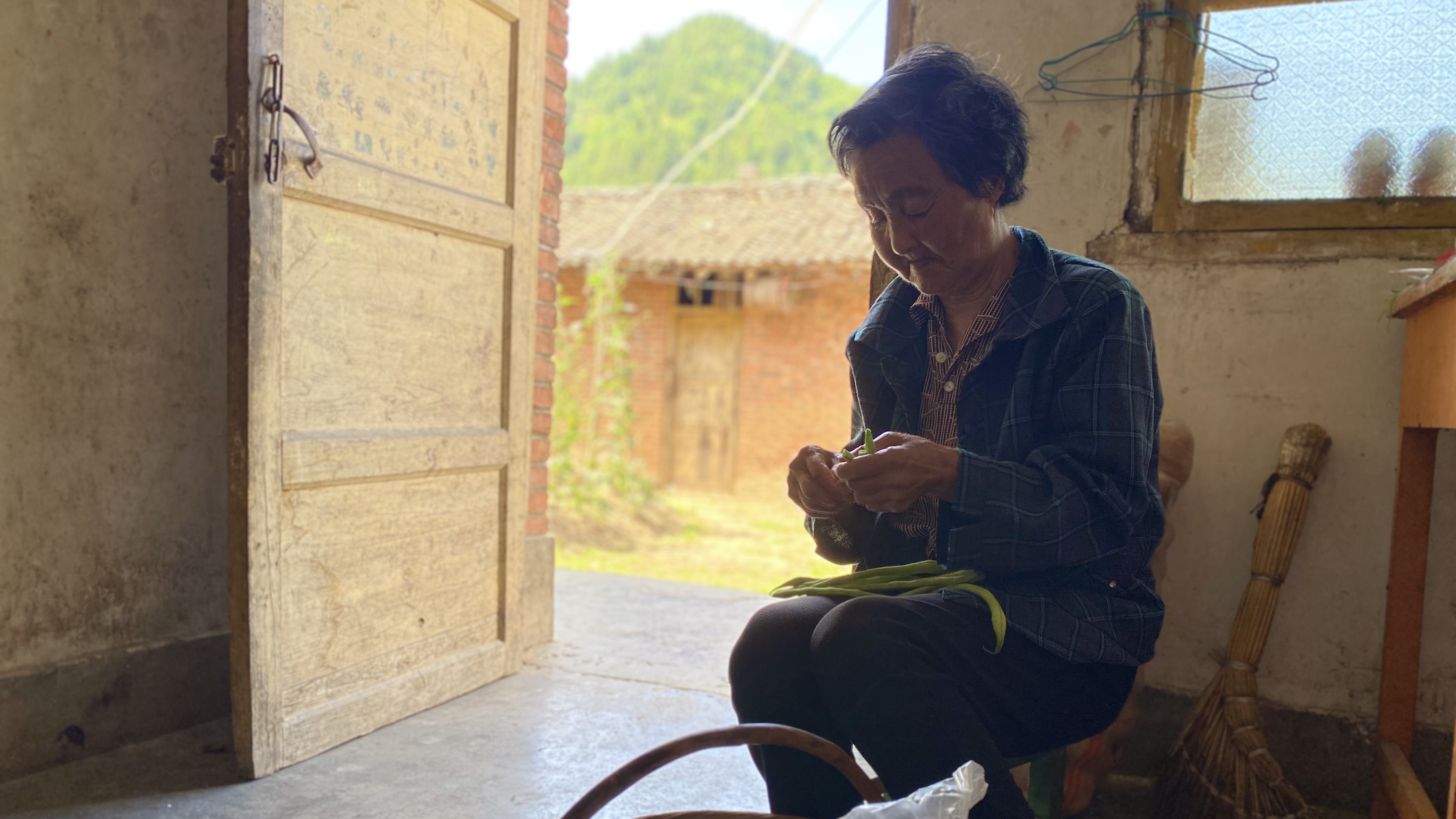 和我姨下午输完液回来,一起做豆角蒸面,做法简单她胃口好了很多
