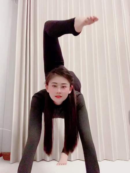 美女来个蝎子摆尾震撼到我了这性感的大长腿感觉比我的命都长